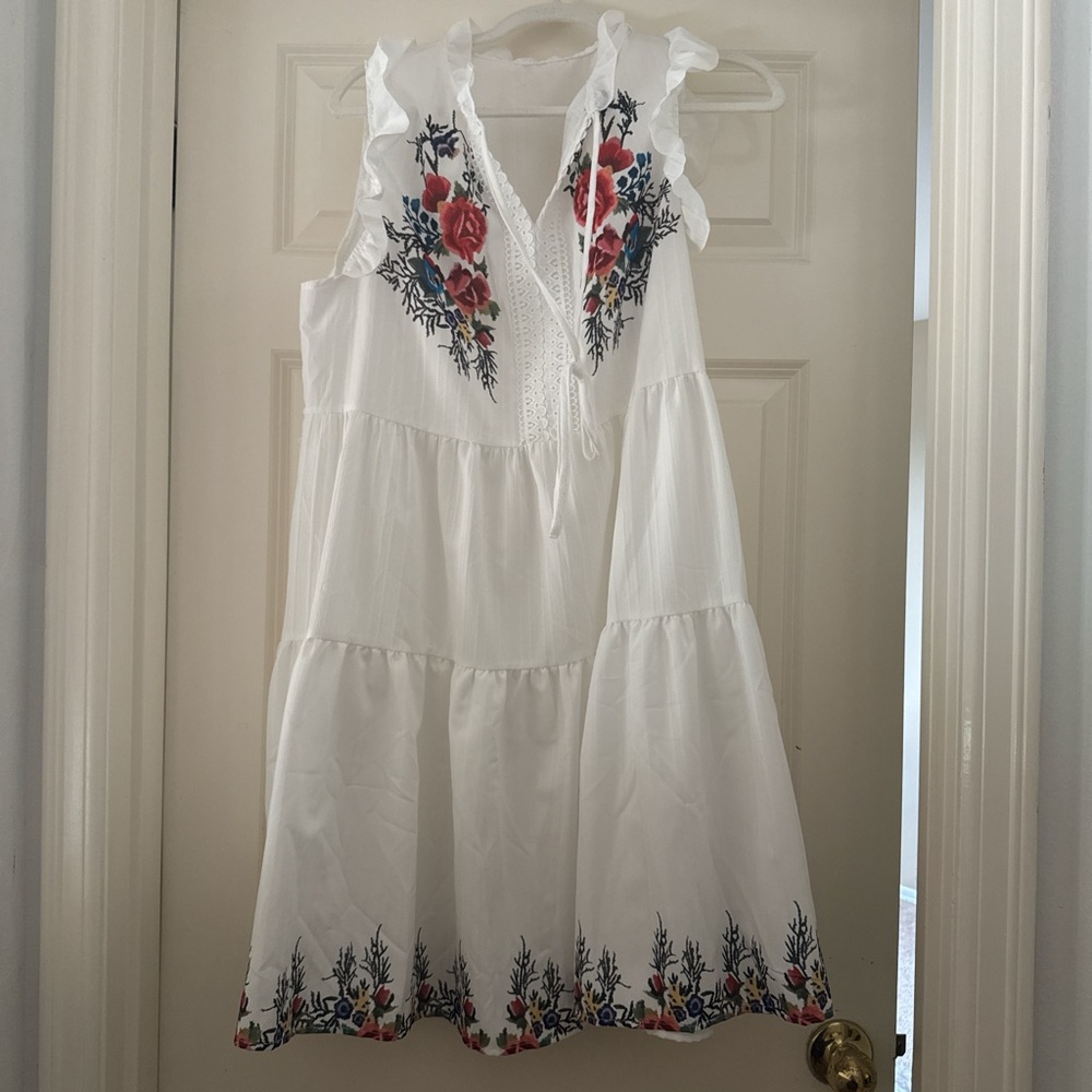 Summer White dress with embroidered like detials